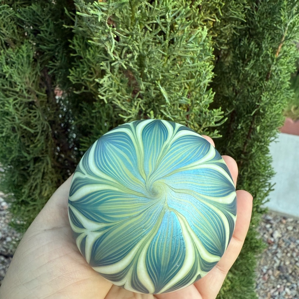 Vintage Vandermark Green and White Feather Glass Paperweight - Picture 7 of 11